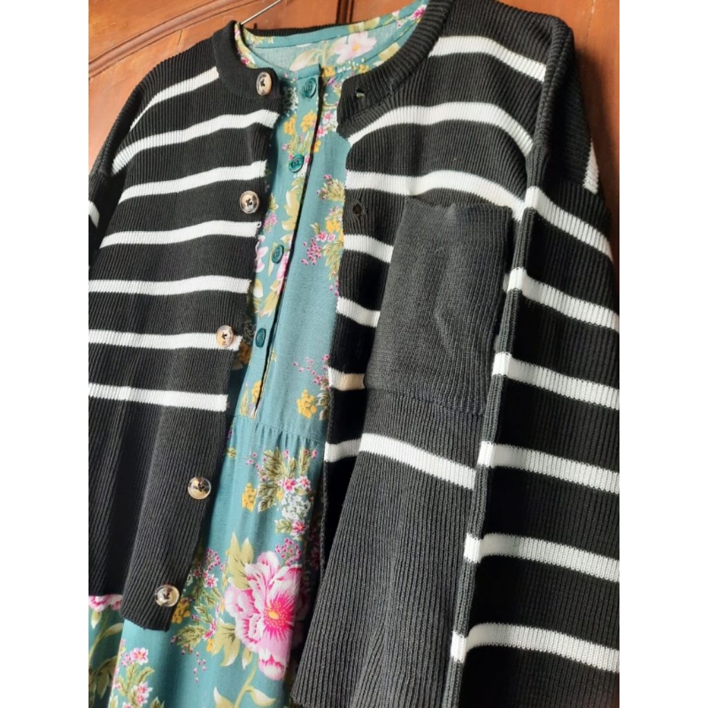 Jual Sweater rajut stripe hitam putih bukaan kancing / cardigan stripe ...