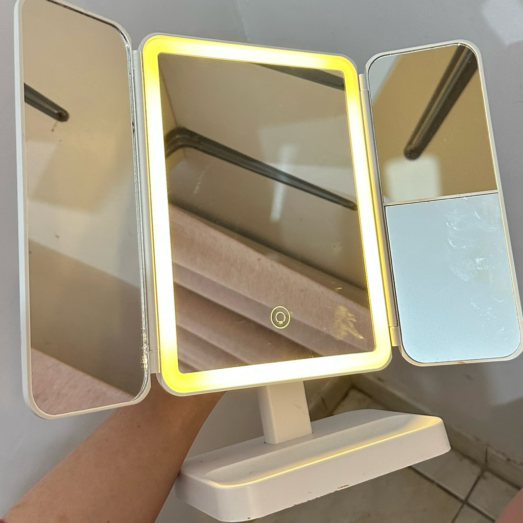 Jual preloved LED Cermin Rias Dengan Touchscreen Cermin rias pintu ...