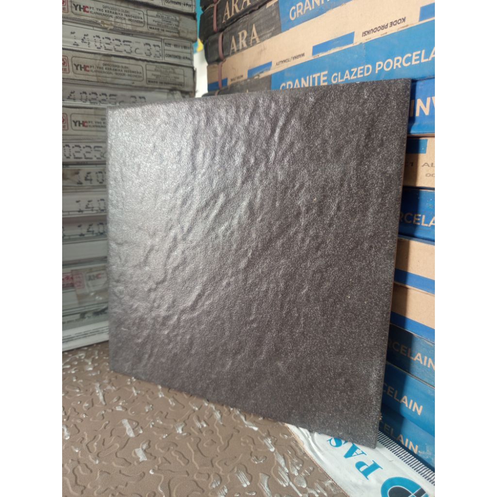 Keramik Kasar Carport Atau Garasi Impresso Rocky Black 30x30
