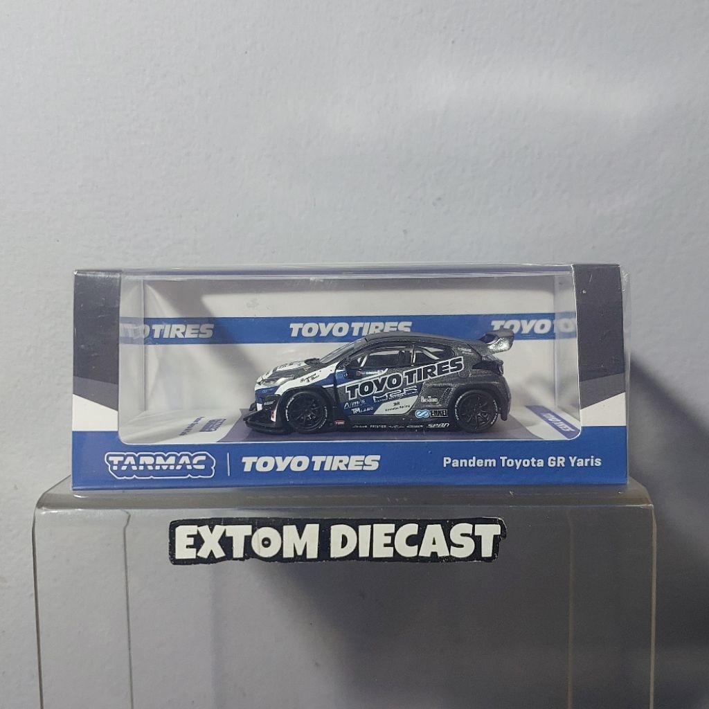 Modellino Tarmac Works 1:64 Toyota GR Yaris Pandem Con Gomme Toyo - Colore Grigio