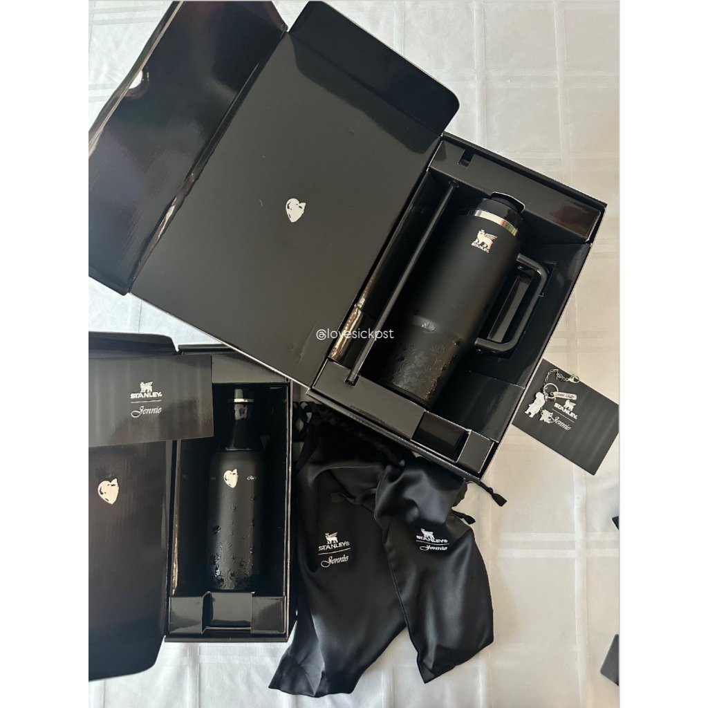 Gourde Stanley X JENNIE (BLACKPINK) – Quencher LUXE – Midnight Ruby – 30 Oz – Neuve