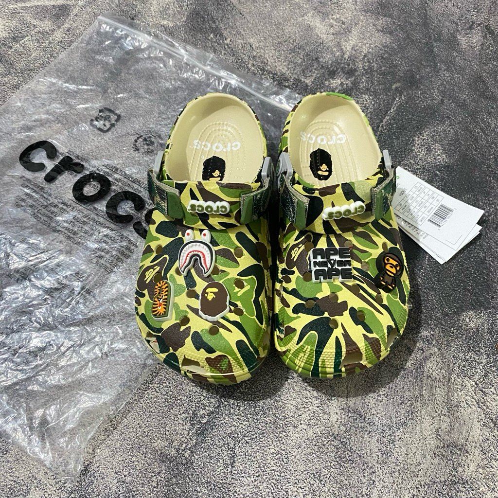 A 注文 BATHING APE® × Crocs Clog /