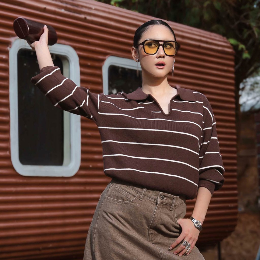 This Is April x Bella CLarissa Grifina Sweater Atasan Knitwear Lengan Panjang Wanita Casual Chic Look Ivory Dan Dark Brown