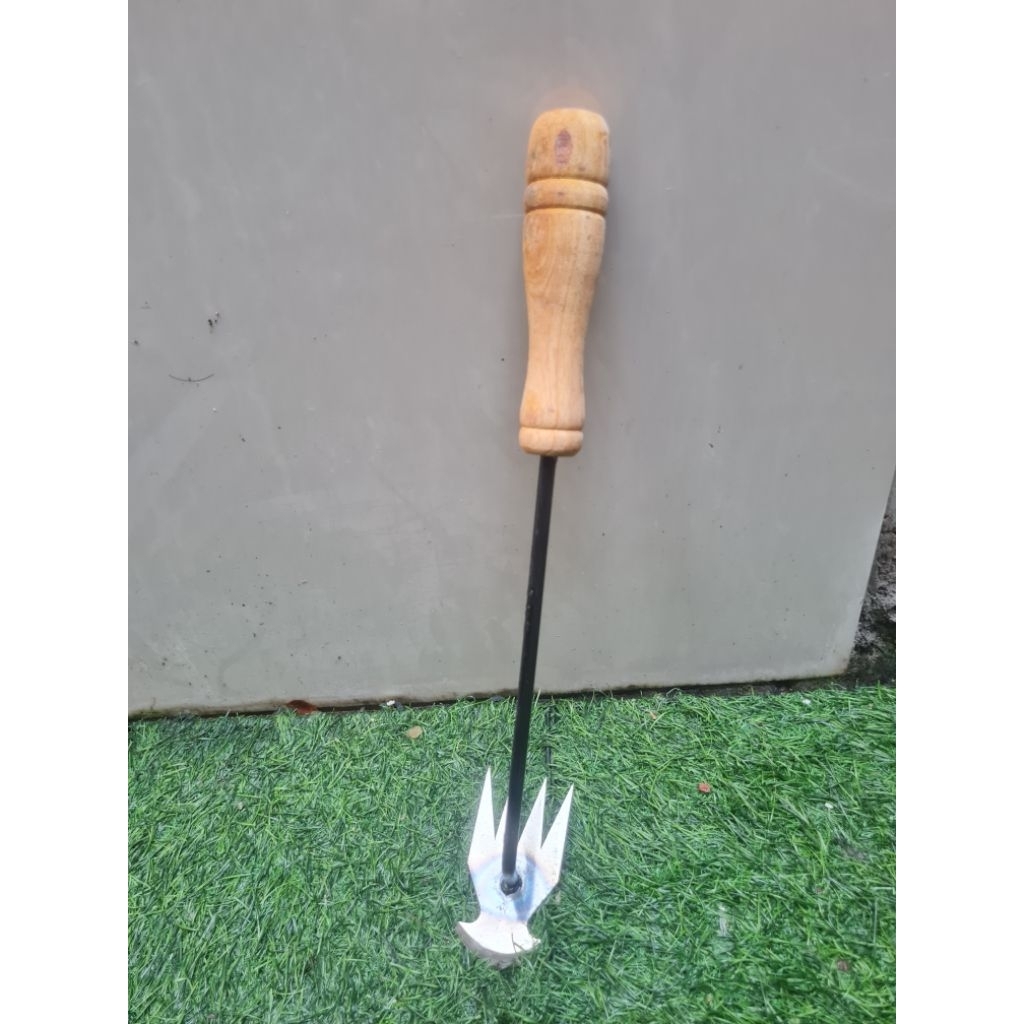 Jual Alat pencabut rumput bahan baja gagang kayu super tajam | Shopee ...