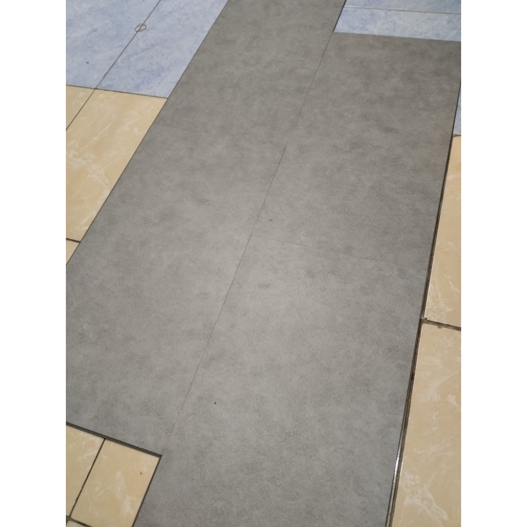 SPC /Vinyl Lantai / Vinyl Semen 60cmx30cm