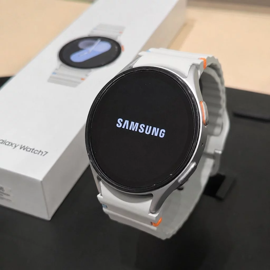 (COD) Samsung Smartwatch Galaxy Watch 7 Jam Tangan Pintar 44mm Anti Gores Desain Elegan Bluetooth Call Waterproof Pemantauan Kesehatan Data olahraga Analisis AMOLED HD Original Jam Tangan Wanita & Pria Resmi Garansi Compatible With iOS & Android