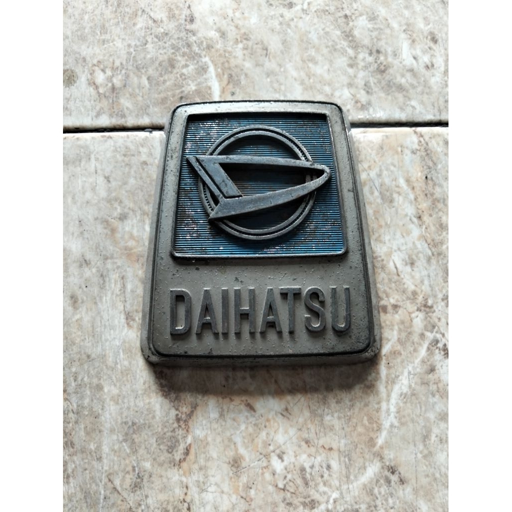 Jual Emblem Daihatsu delta DV Original | Shopee Indonesia