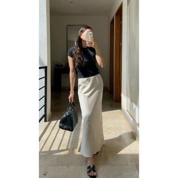 Rok Satin Silk Mermaid A Line Maxi Premium Anggun Flowy Look Korean Elegan Warna Ivory Champagne