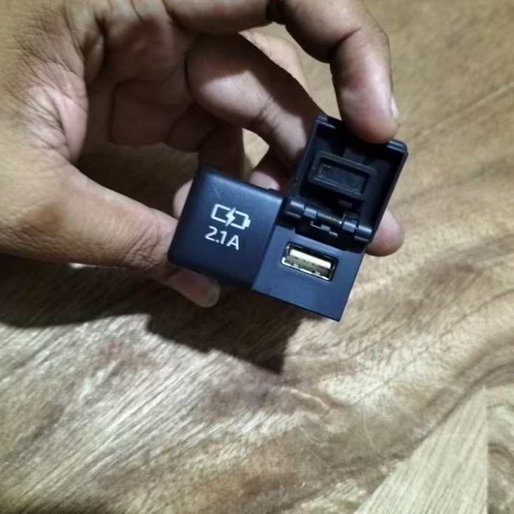Jual Charger Cass HP USB Toyota Innova Reborn dan Fortuner VRZ Original ...