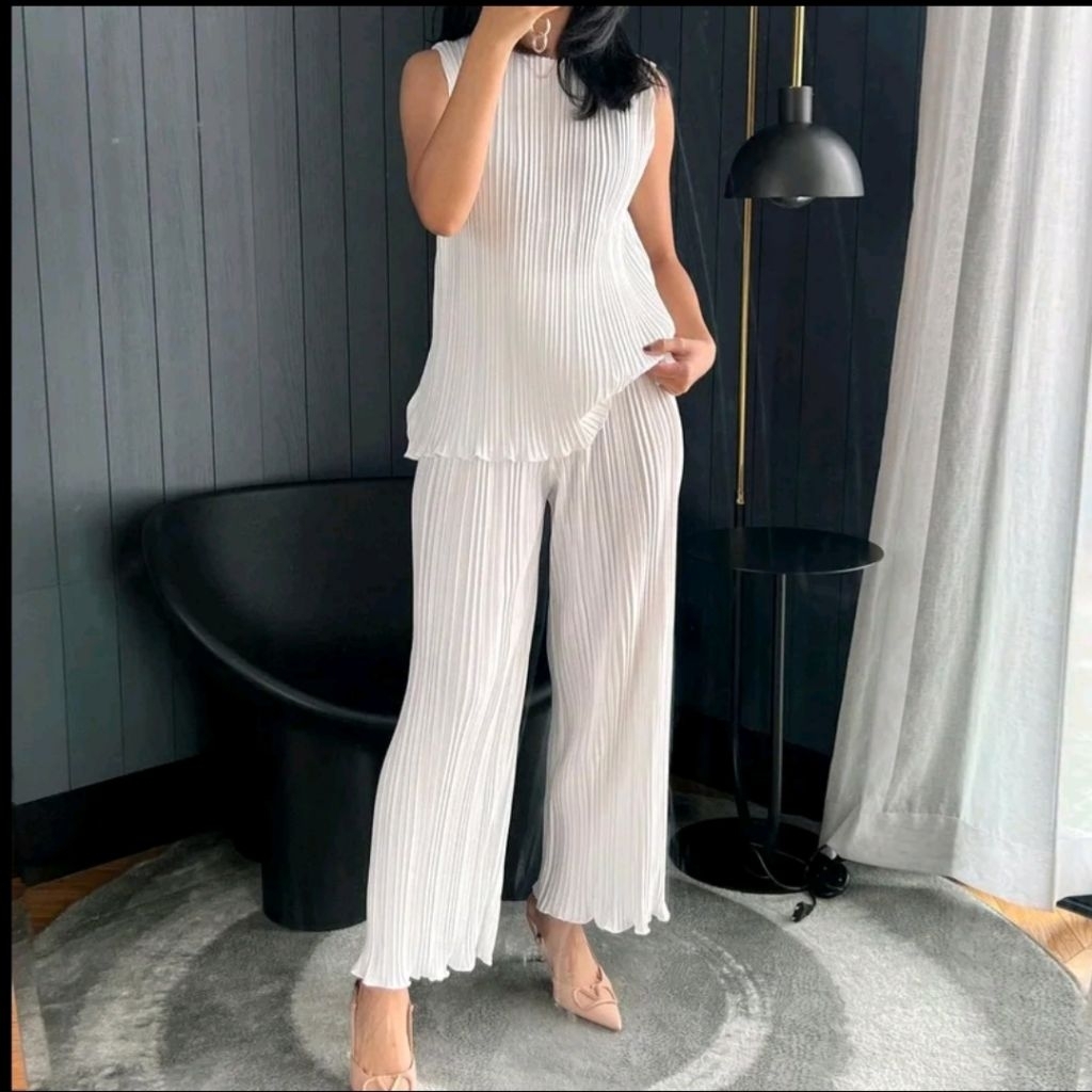 Jual Setelan Plisket BB Wavy Putih Elegan dengan Desain Ruffle dan ...