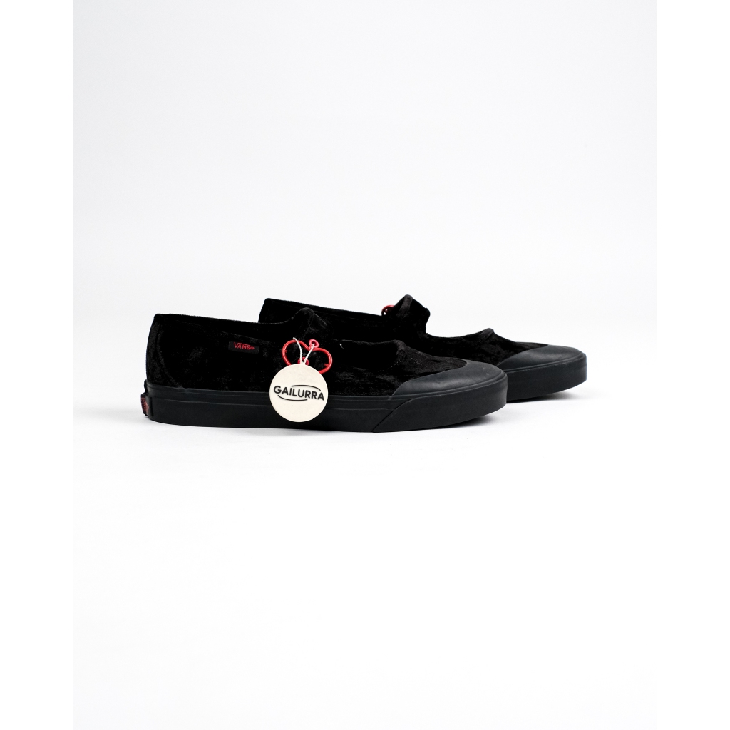 detail motif hati pada sneakers mary jane hearts, close up