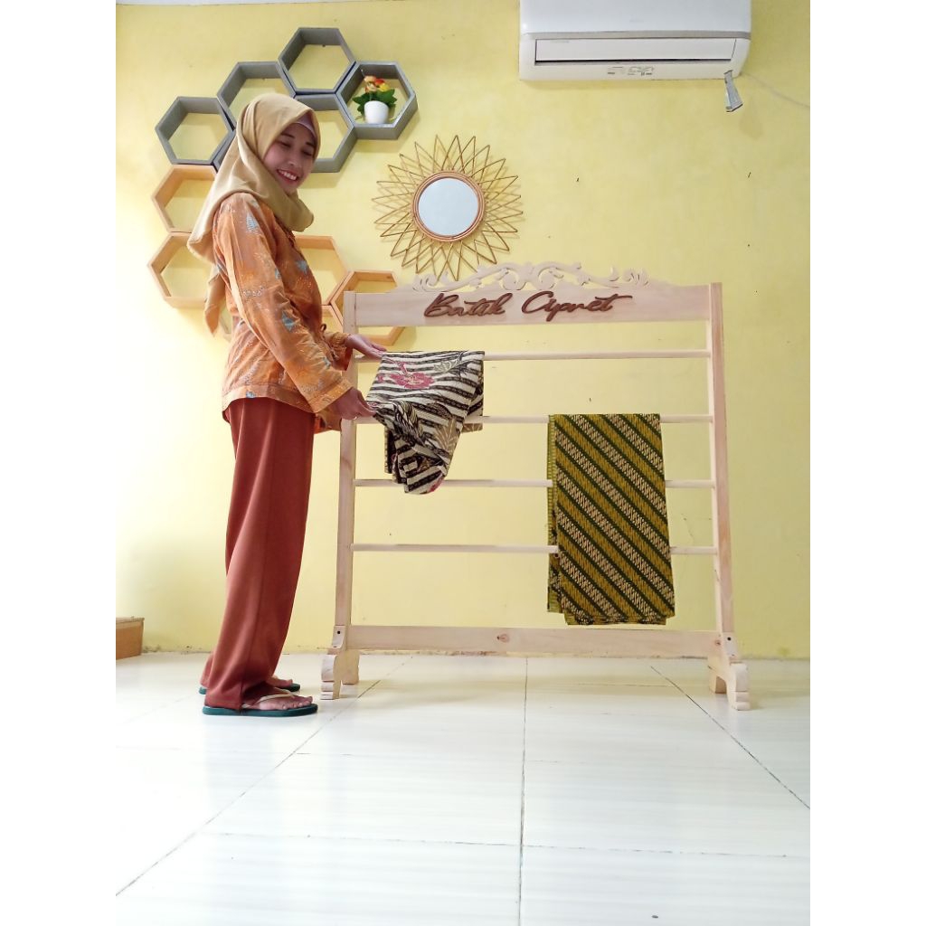 Jual senthong standing display kain bima standing kain batik gantungan ...