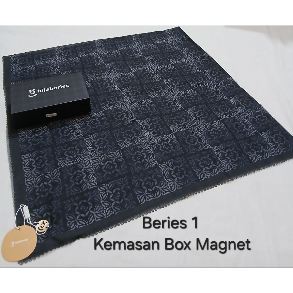 Hijaberies Box Motif Print Metal Logo Kerudung Segi Empat Premium