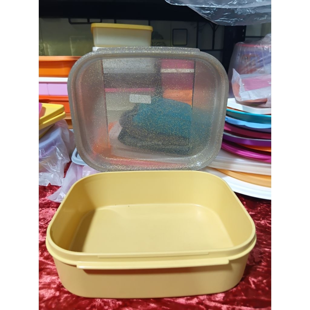 Jual Tupperware second Signature Square berwarna emas kapasitas sekitar ...