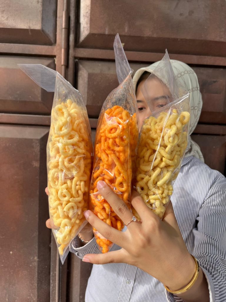 Jual Cemilan lanting 3 bungkus rasa jagung, balado dan bawang | Shopee ...