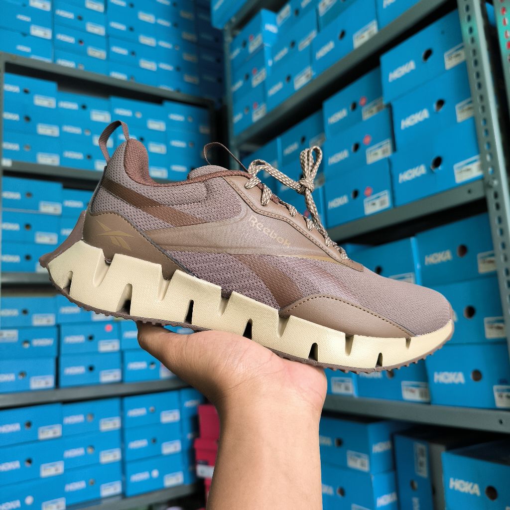 Jual Sepatu lari pria Reebok zig dynamica str brown chocolate original ...