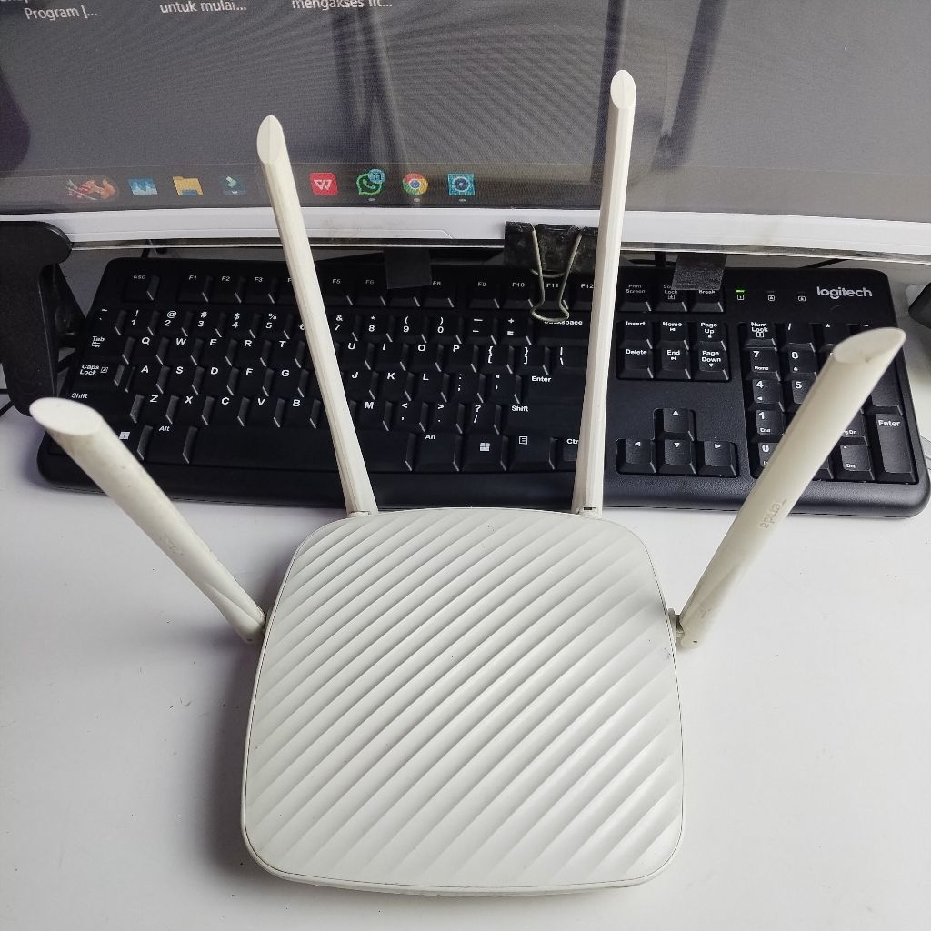 Jual Router Tenda F9 600 Mbps Wall Killer WiFi repeater switch hub ...