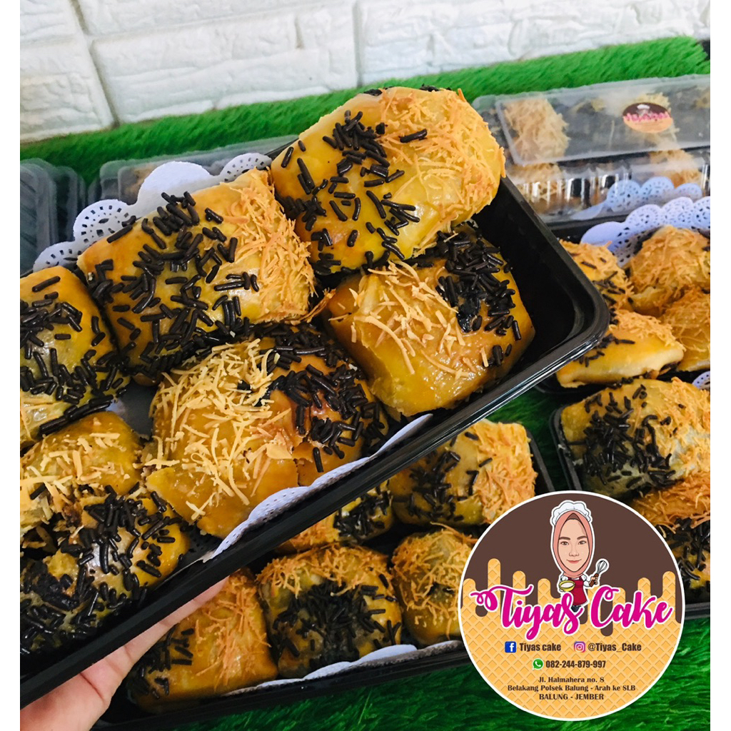Jual bolen pisang coklat lumer by. Tiyas Cake | Shopee Indonesia