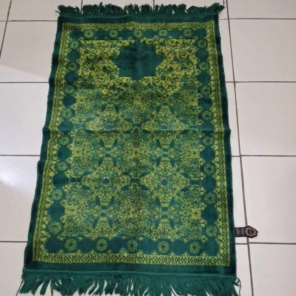 Jual Sajadah warna Hijau tebal, Pernah dipakai | Shopee Indonesia