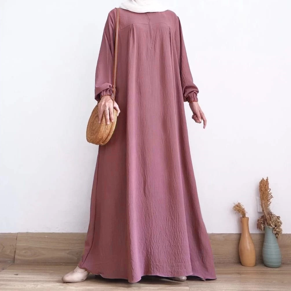 Gamis crinkle airflow tampilan keseluruhan