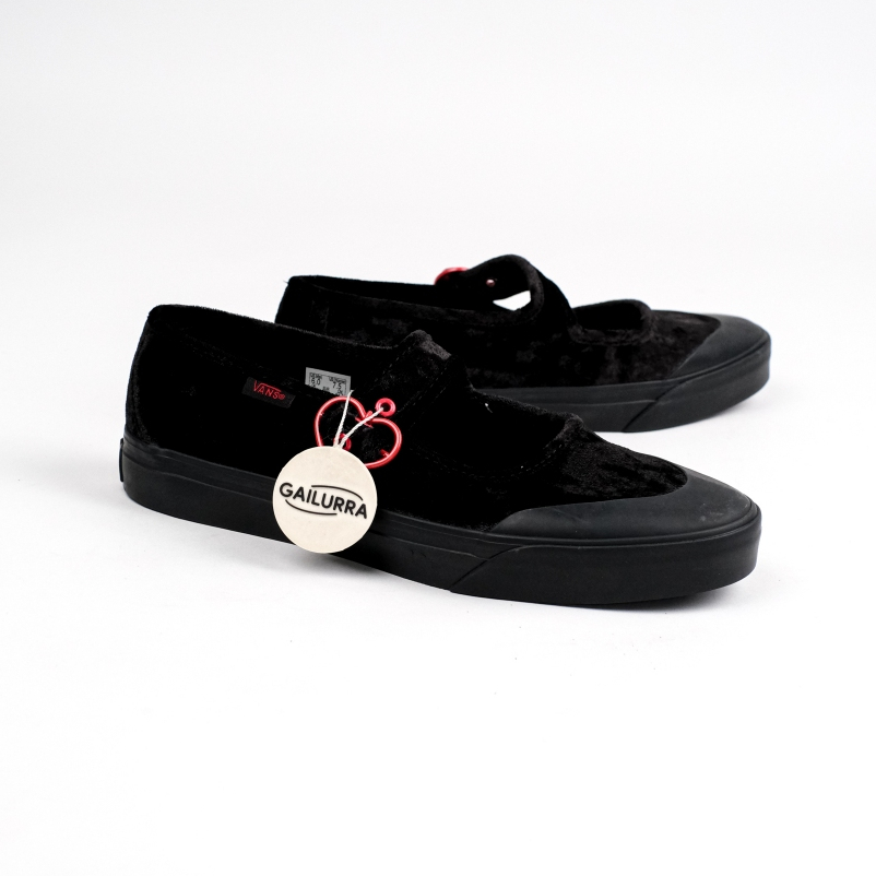 sneakers mary jane hearts original dari vans dengan motif hati merah hitam