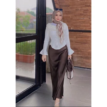 Rok Satin Silk Mermaid A Line Maxi Premium Anggun Flowy Look Korean Elegan Warna Ivory Champagne