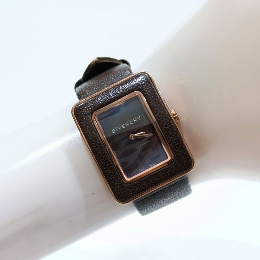 Jual Jam Tangan Givenchy Paris Apsaras Tank GV5207M Bronze Quartz Watch ...