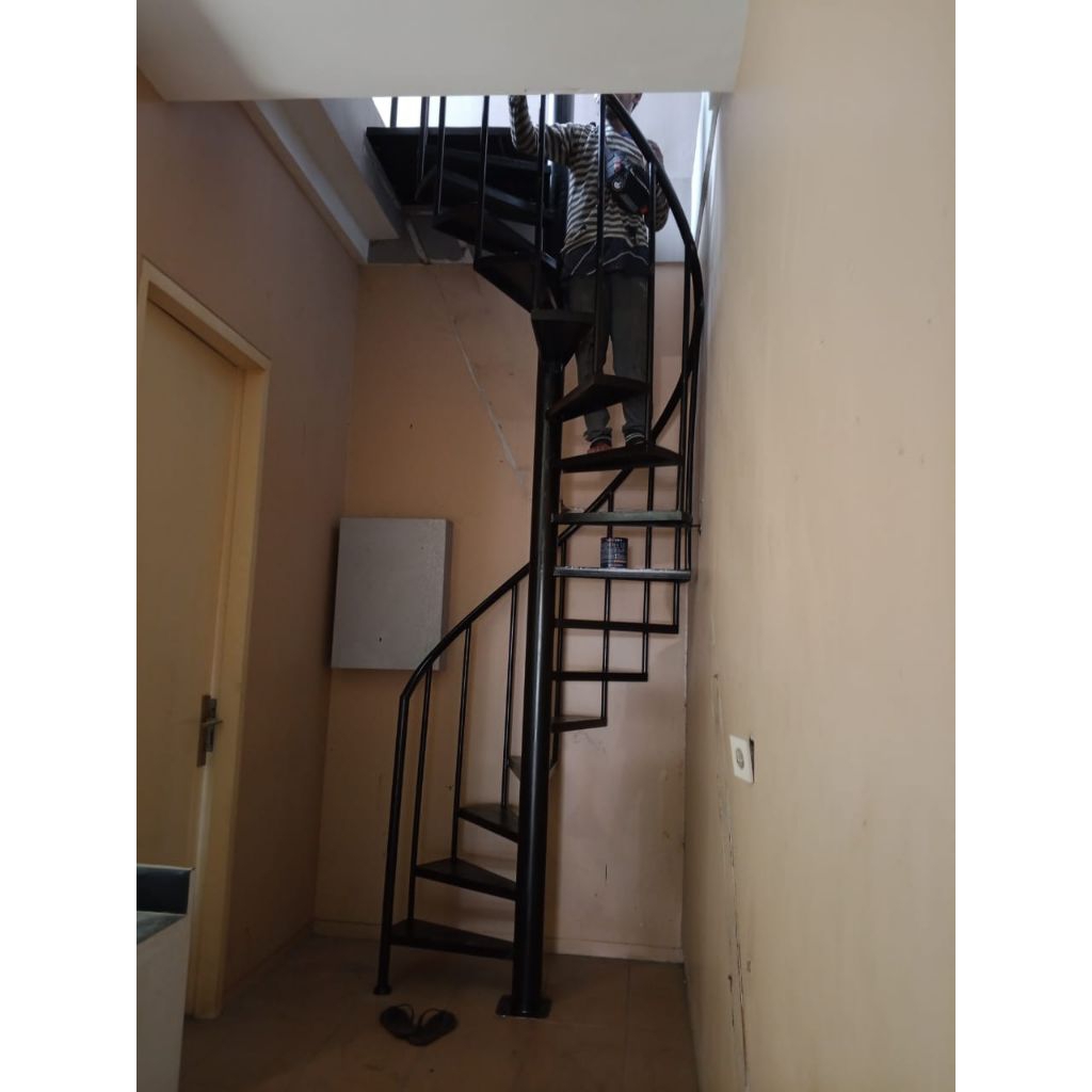 Jual tangga putar trap besi , trap kayu dengan desain klasik | Shopee ...