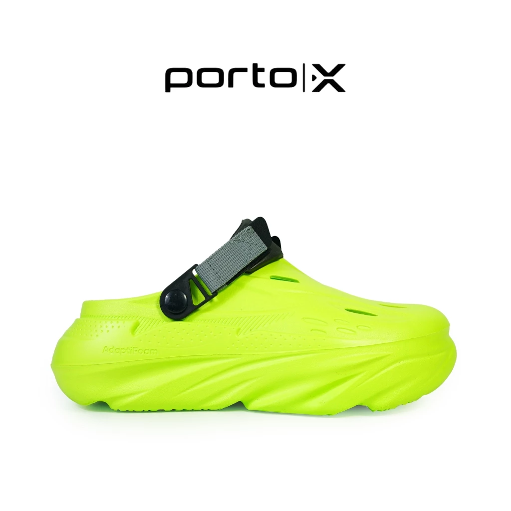 Bapak-bapak menggunakan sandal recovery setelah olahraga lari