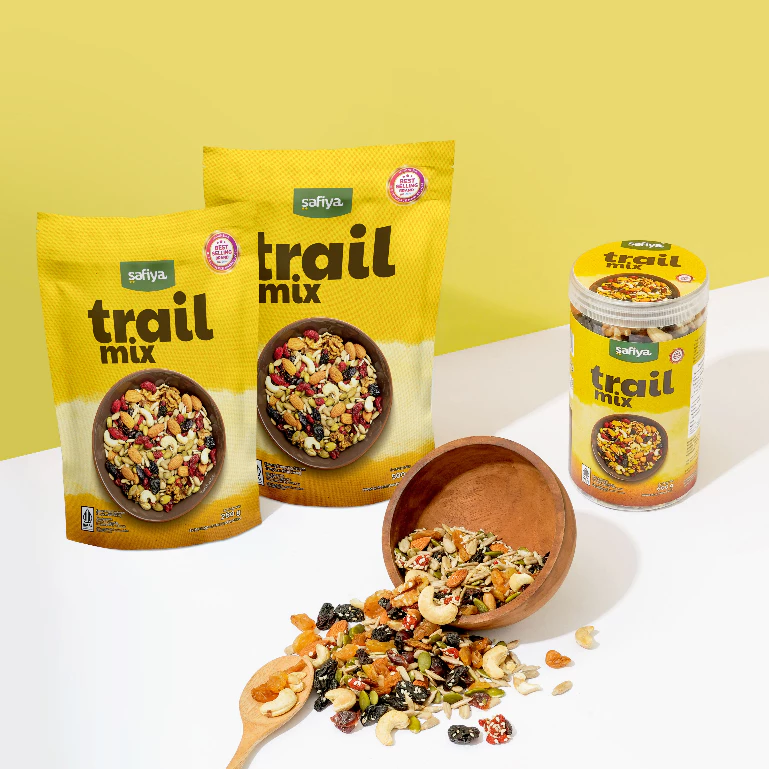 Safiya Trail Mix Original dengan campuran kacang, biji, dan buah kering dalam mangkuk
