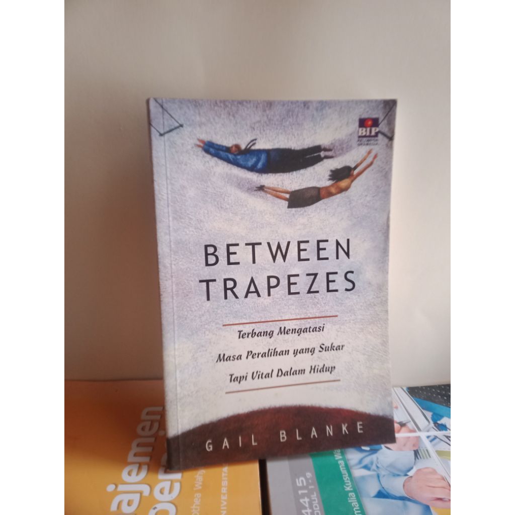 Jual ORIGINAL BUKU BETWEEN TRAPEZES TERBANG MENGATASI MASA PERALIHAN ...