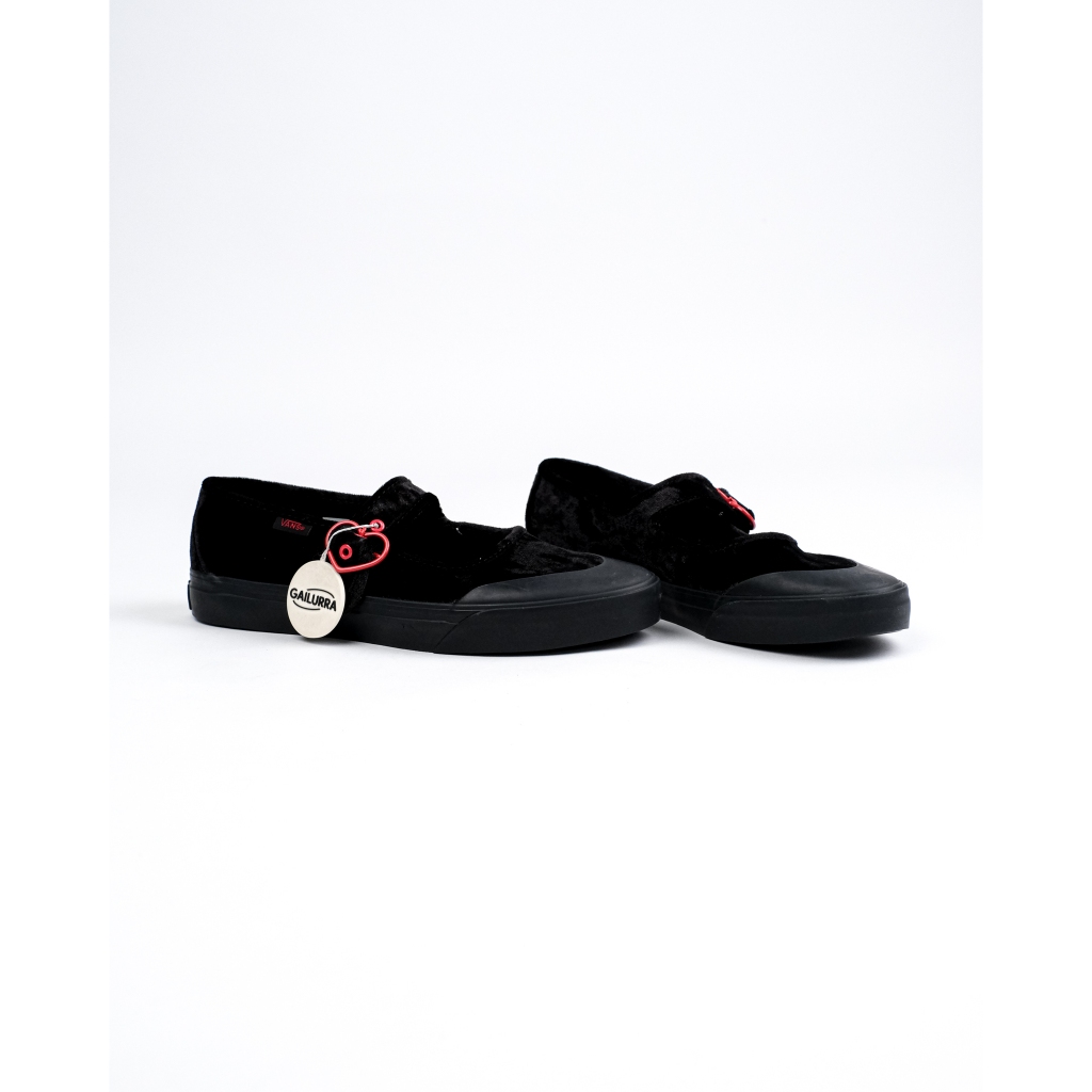 sneakers mary jane hearts dipakai dengan celana jeans, tampak stylish