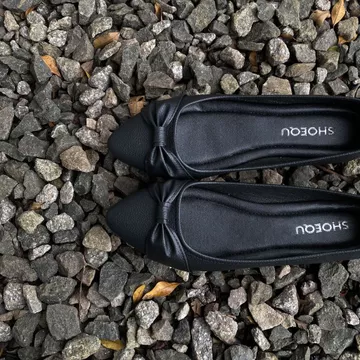 Sepatu Wanita Shoequ Bianca Flat Shoes Anti Slip Sol Karet Hitam