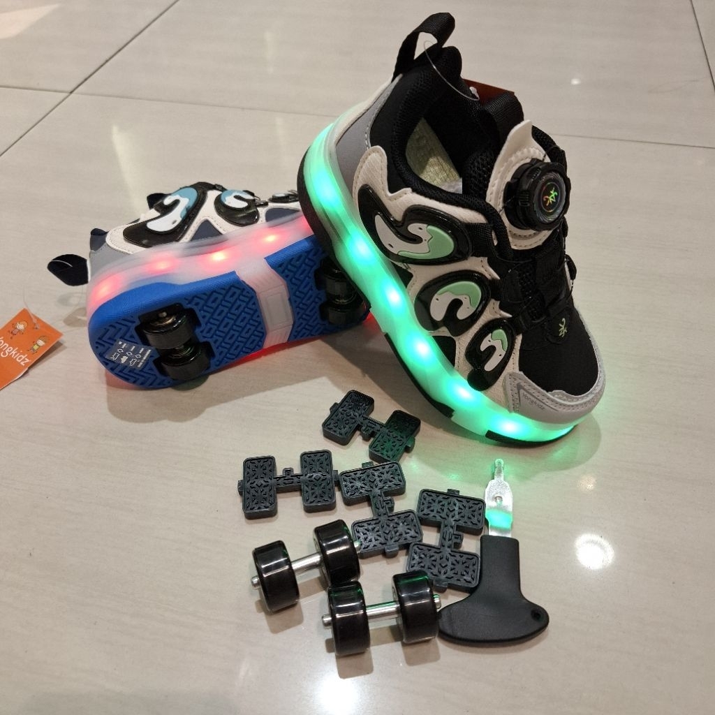 Jual Yongkidz!!! Sepatu roda lengkap dengan lampu LED bisa di charger ...