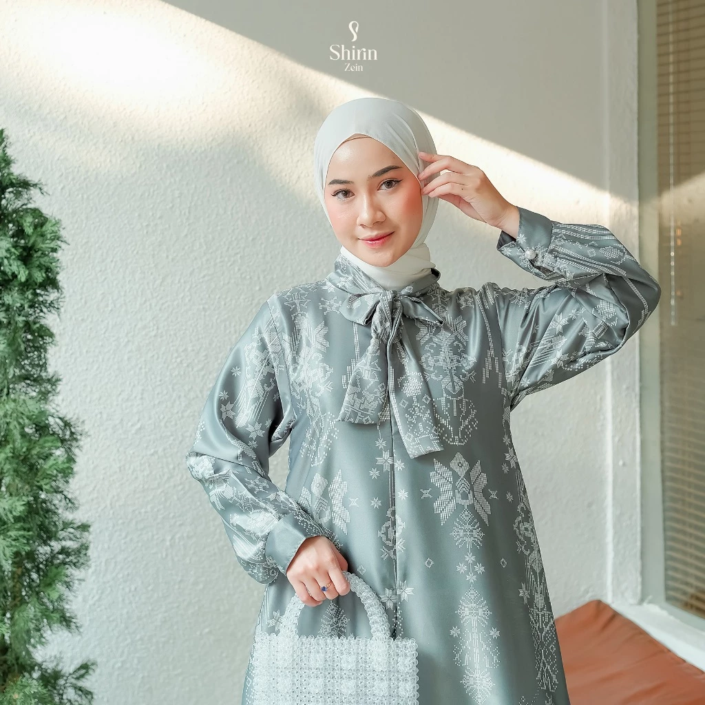 Tampilan Gamis Haerumi Silk untuk Kondangan