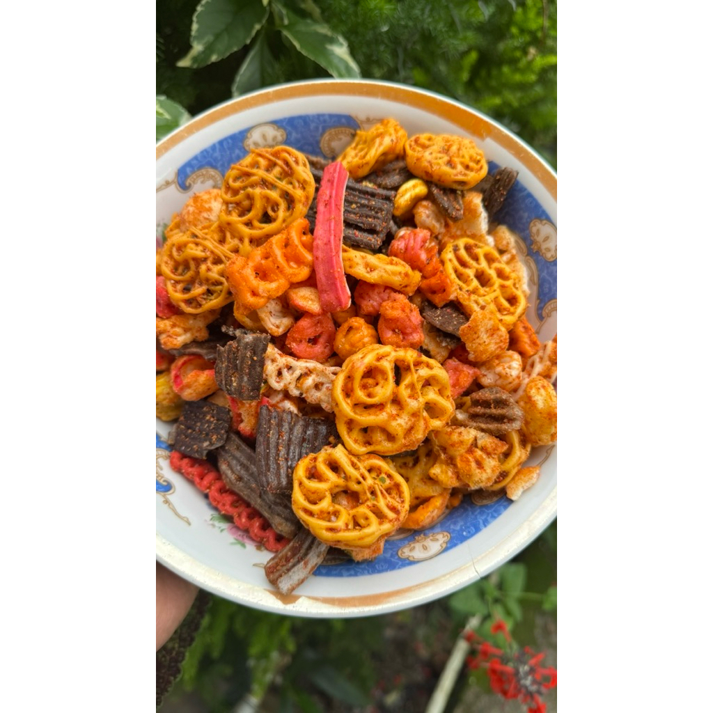 Jual Kerupuk Seblak Kering keriting bumbu pedas kemasan 250gr | Shopee ...