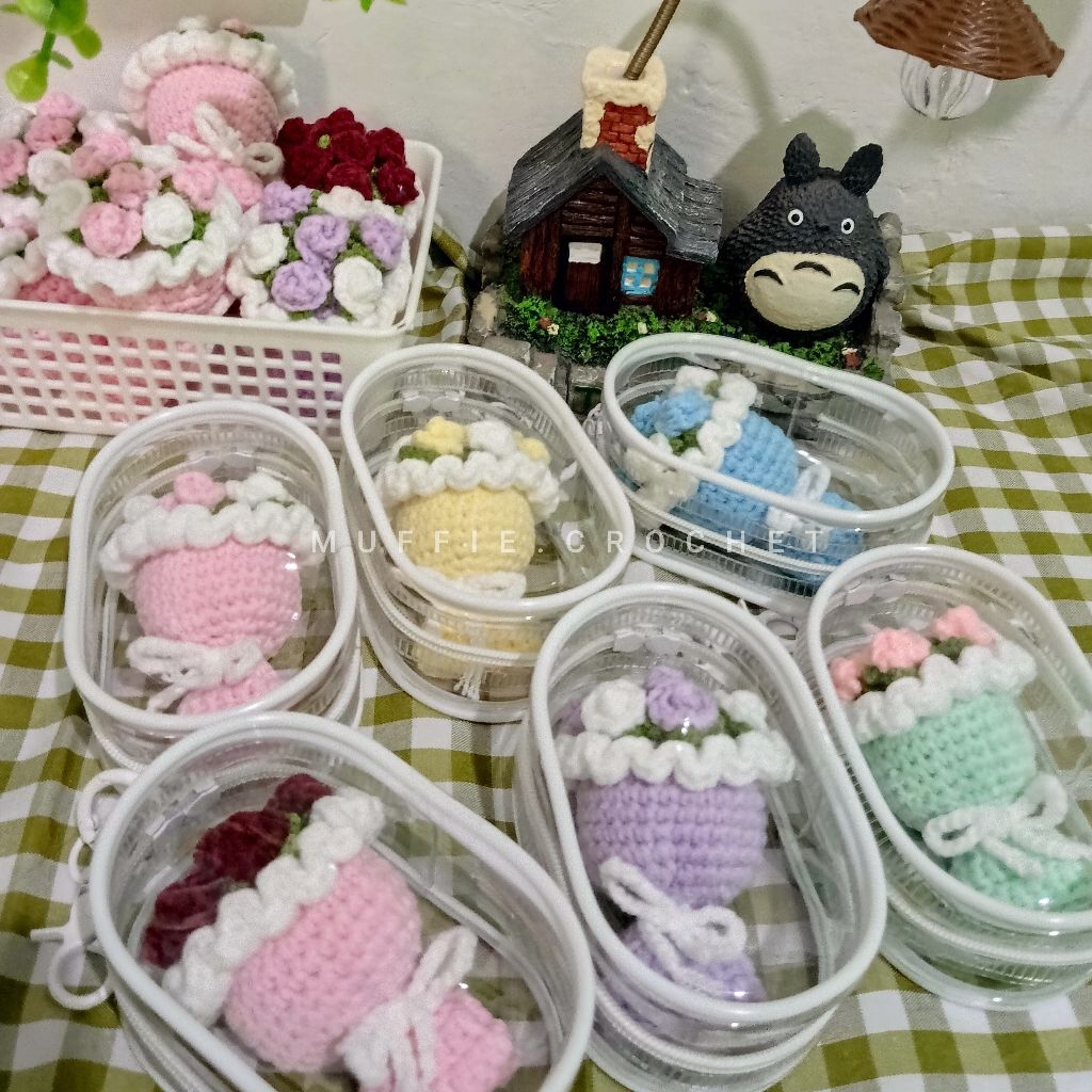Jual Keychain buket mini rajut | Gantungan kunci rajut buket mini ...