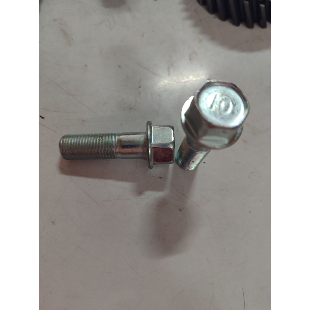 Jual BAUT NAP RODA BAUT AXLE CANTERHDX 136 | Shopee Indonesia