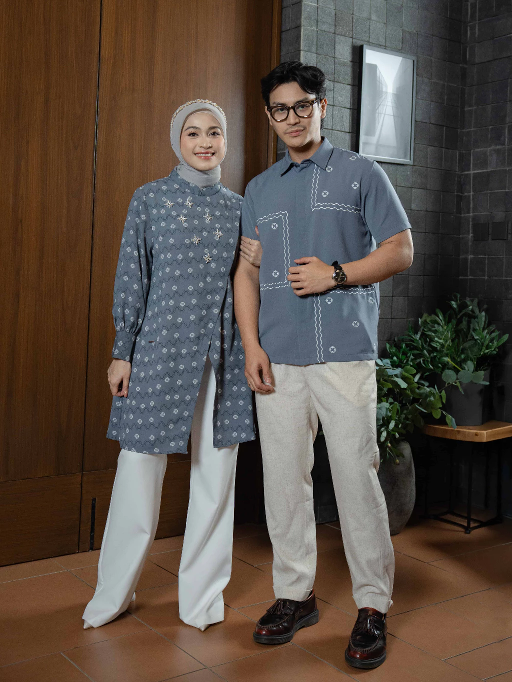 Detail motif gamis lebaran motif terbaru 2025 warna denim blue