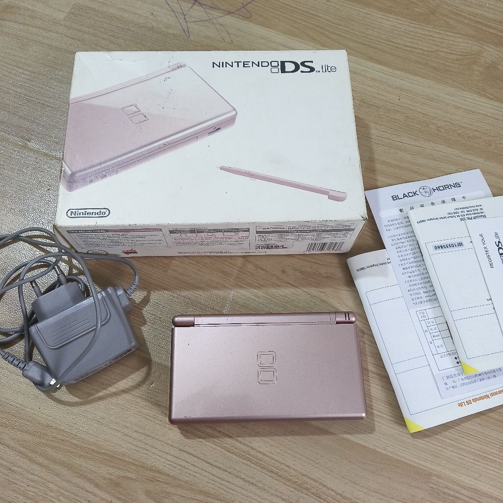 Jual Nintendo DS lite rose gold fullset dus book sama charger kartu ...