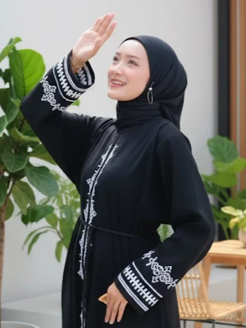 Abaya Bordir Hitam Arab Tampilan Depan