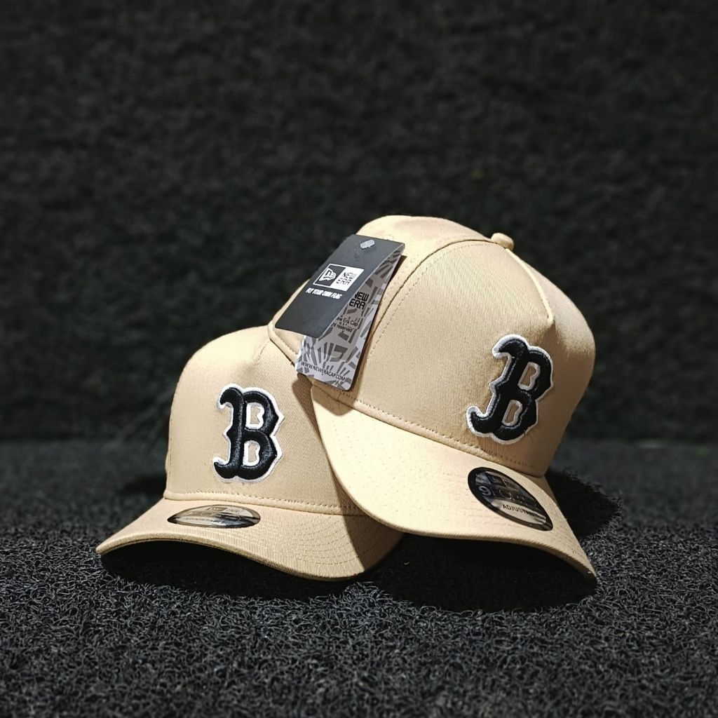 Jual Topi Boston Warna Cream logo B Hitam List putih Fashion Premium ...