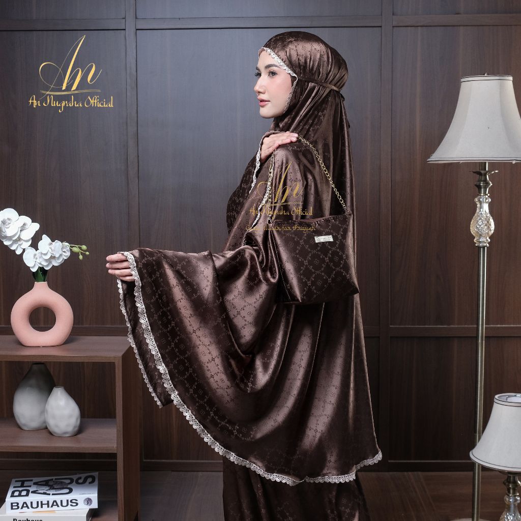 Mukena Dewasa Armany Silk Jacquard Motif Embos Mewah 2in1 Renda Series Monogram