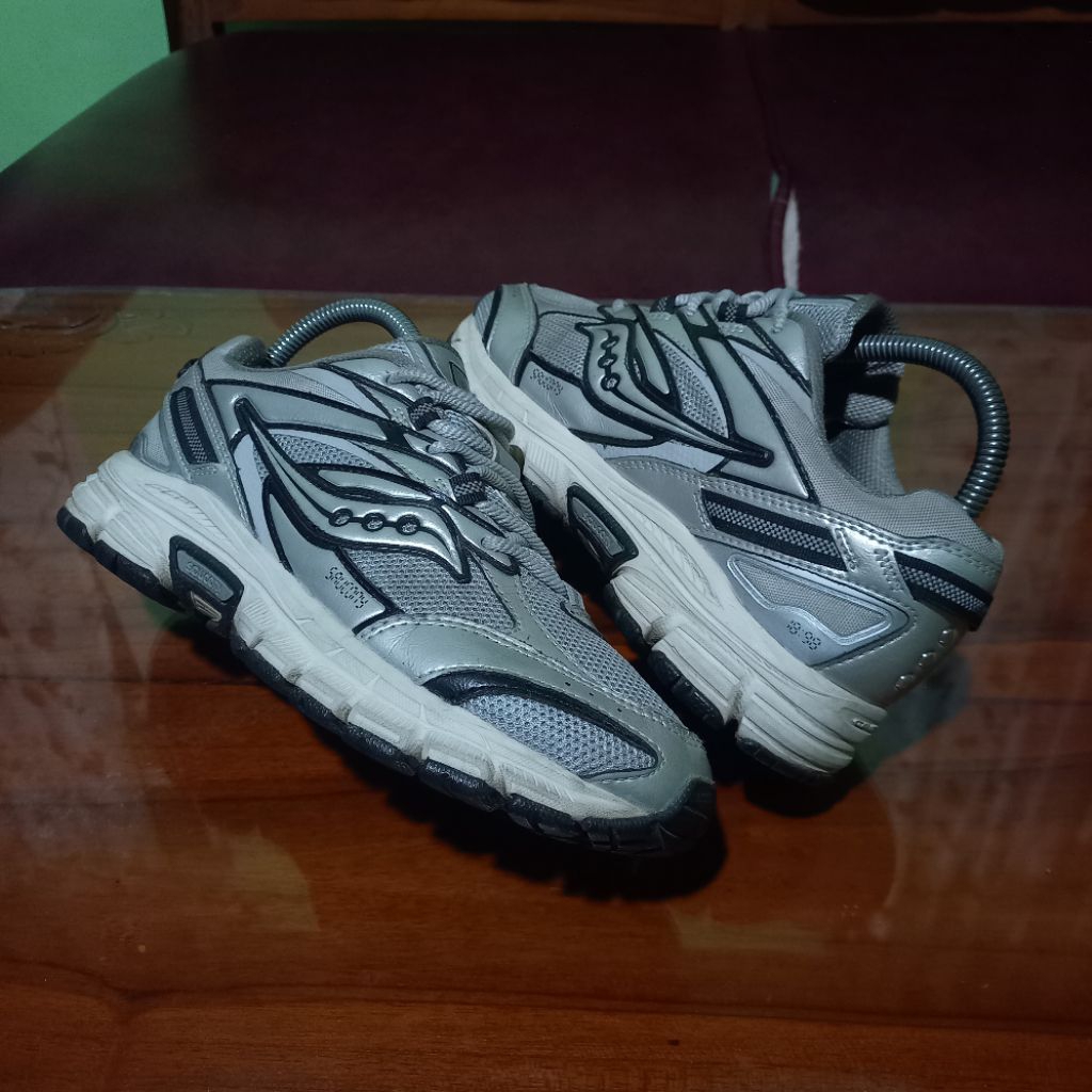 Jual SAUCONY GRID COHESION 2k GREY SILVER SEPATU SECOND BRANDED ...