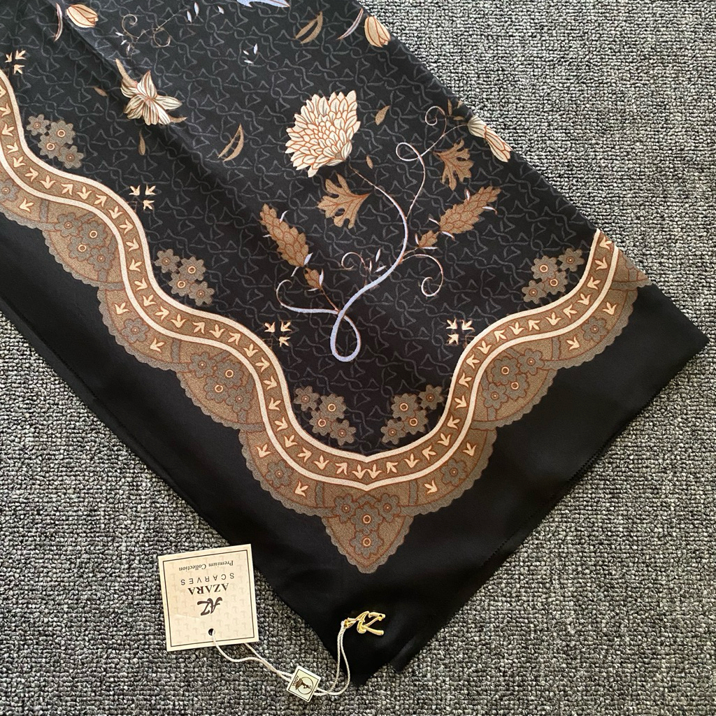 Azara Hijab Motif Segiempat Seragam Logo Metal Kemasan Pouch - foto 3