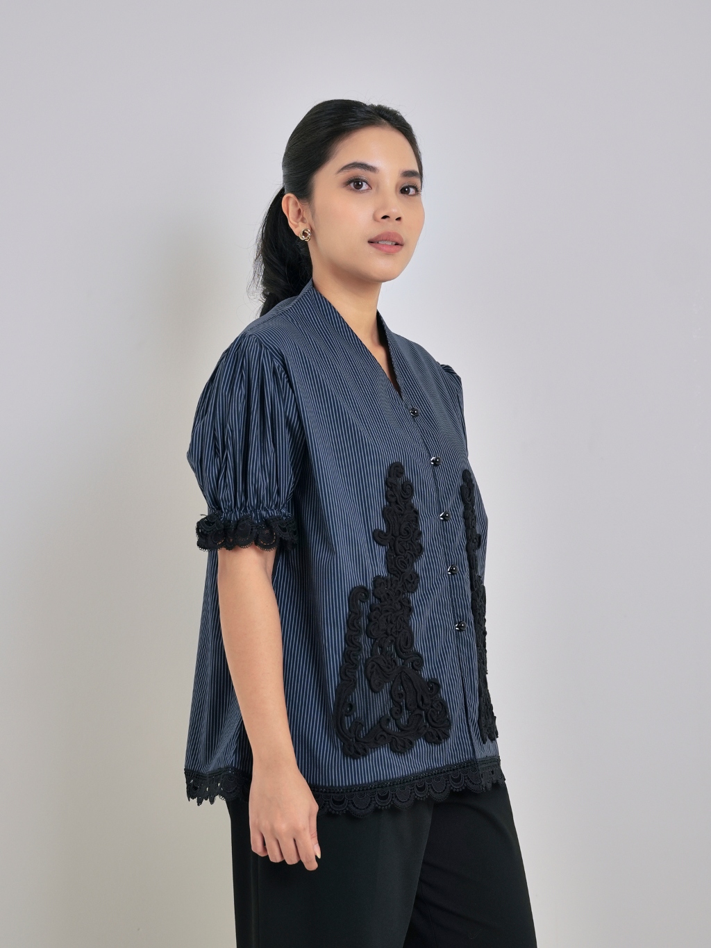 Jual STUDIO TUI - NAURA RAYA BLOUSE IN NAVY | Shopee Indonesia
