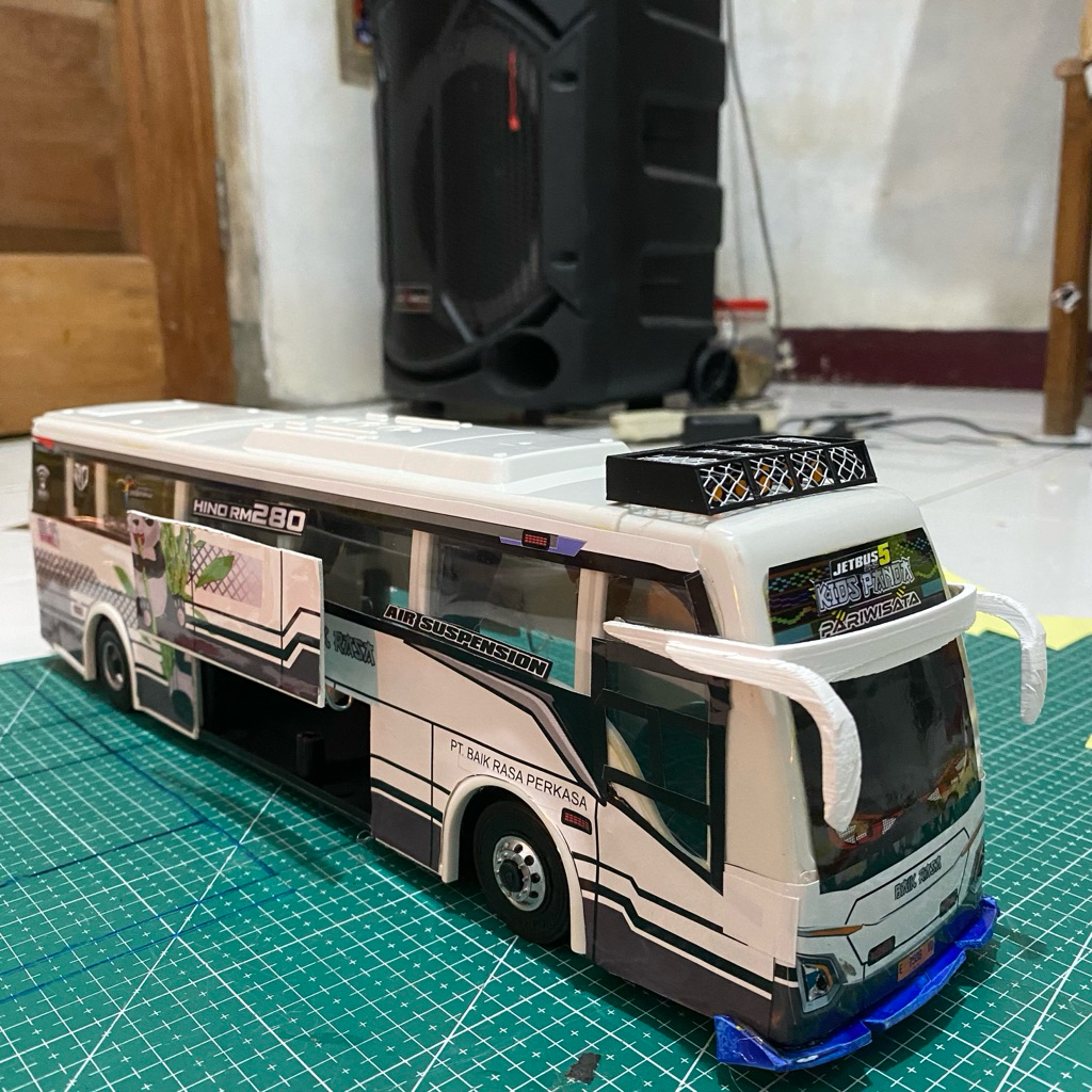 Jual Miniatur Bis Plastik RKC Modifikasi Level 2 Sudah Pake Ban Resin ...