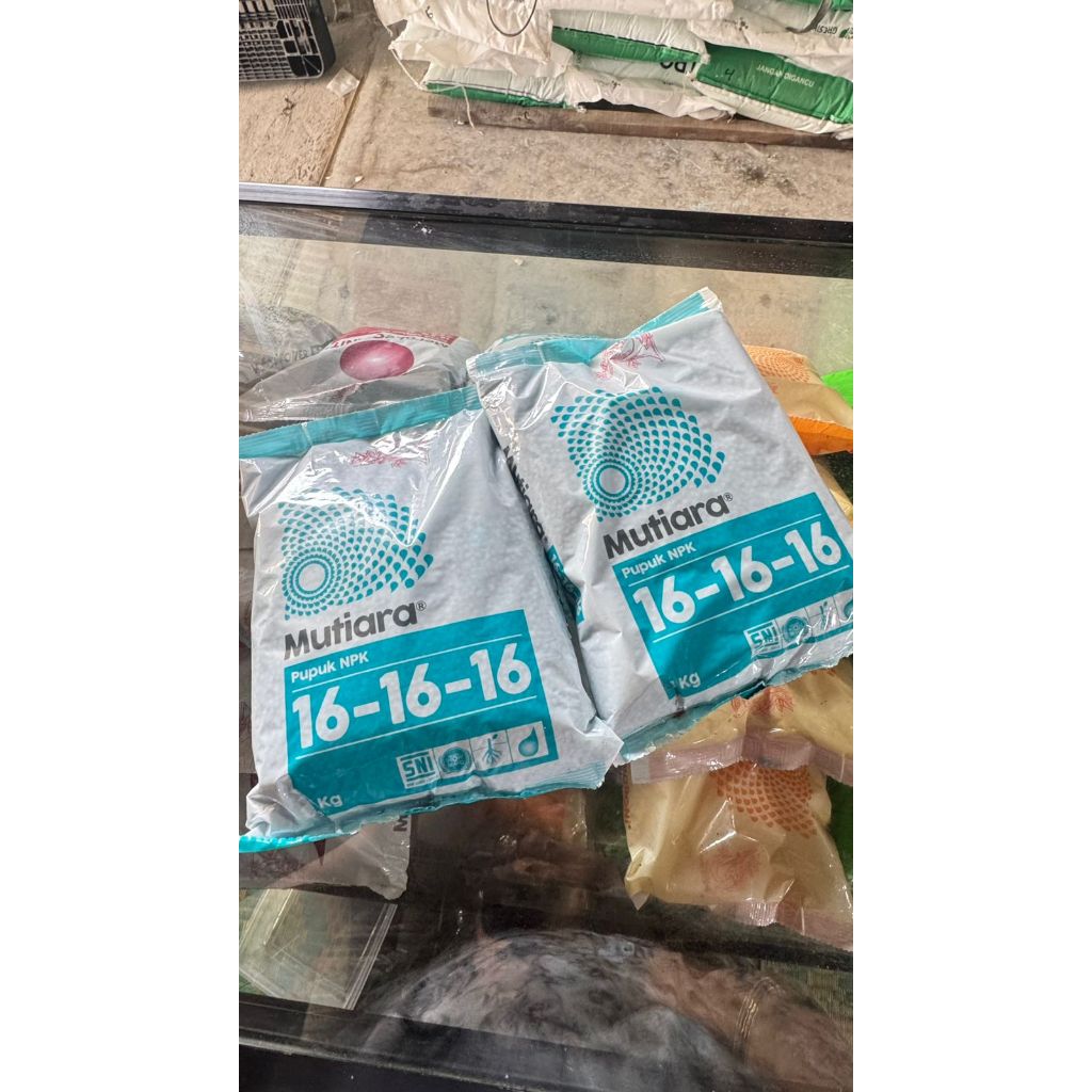 Pupuk NPK Mutiara Meroke 16-16-16 1kg Asli Kemasan Pabrik Pupuk Tanaman Sayur Buah Bunga