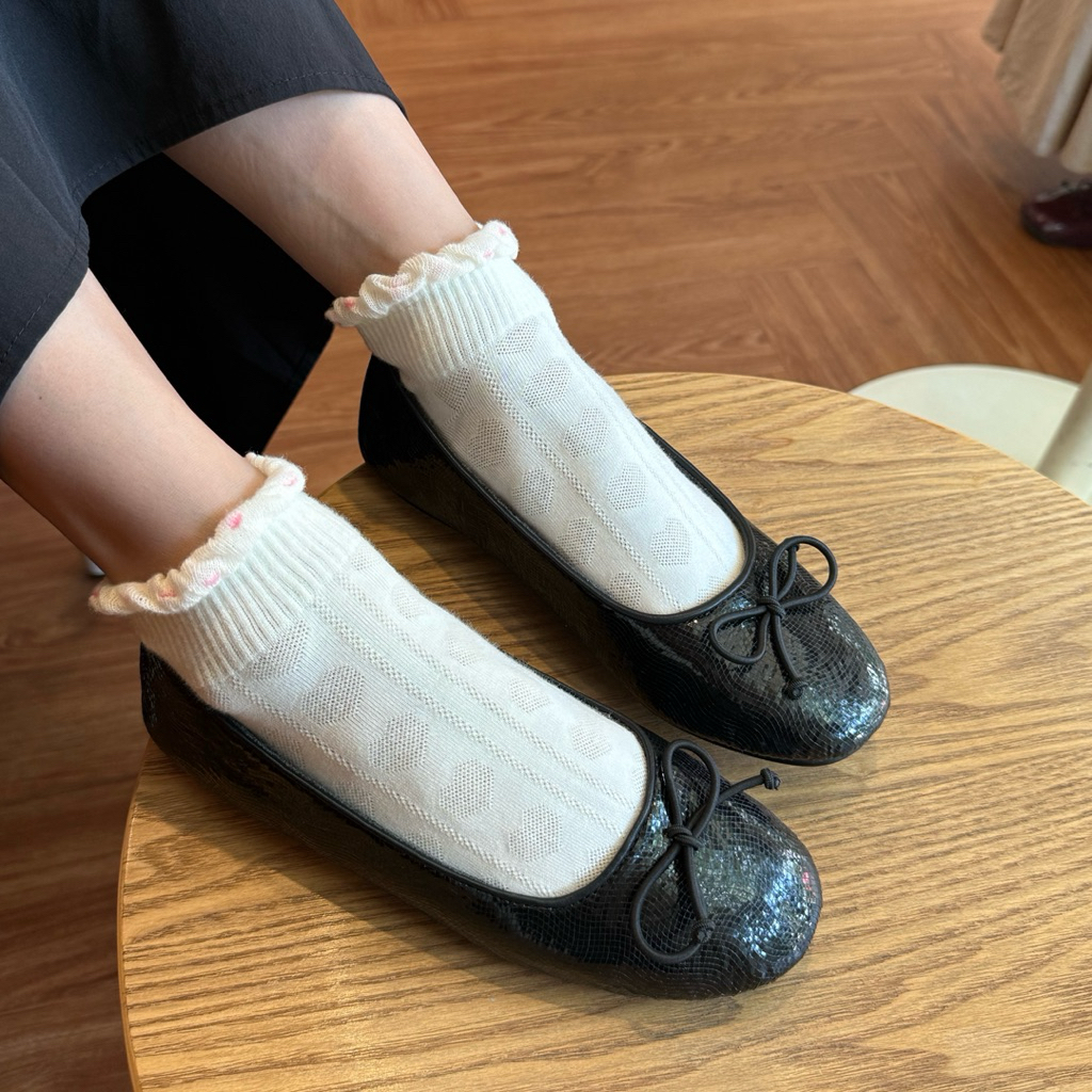 Jual AEIRAH.ID NOIR FLAT SHOES – Elegan dalam Setiap Langkah Desain timeless yang tidak pernah ketinggalan tren Detail pita yang manis dan feminin Sol fleksibel mengikuti bentuk langkah kaki Mudah dipadukan dengan