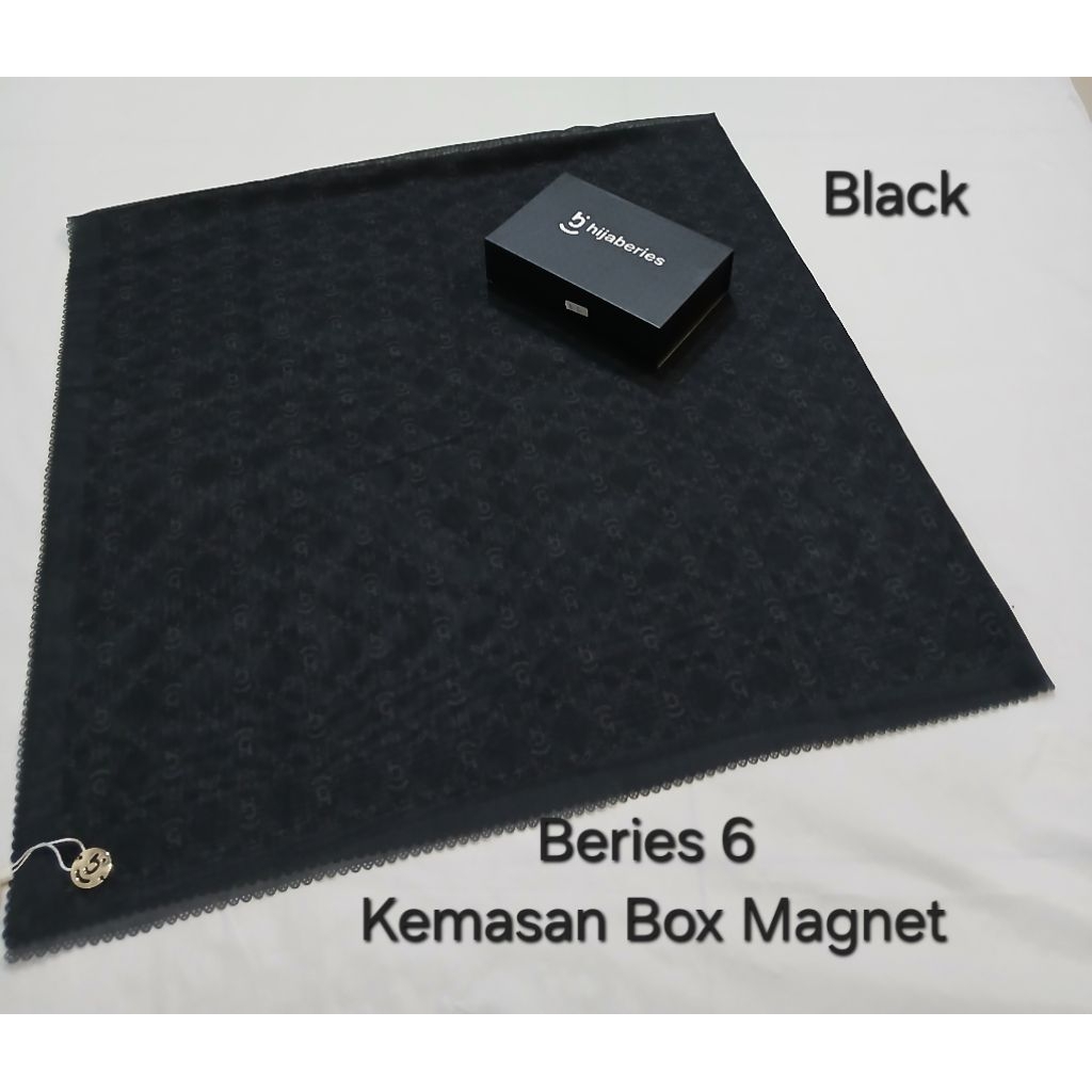 Hijaberies Box Motif Print Metal Logo Kerudung Segi Empat Premium